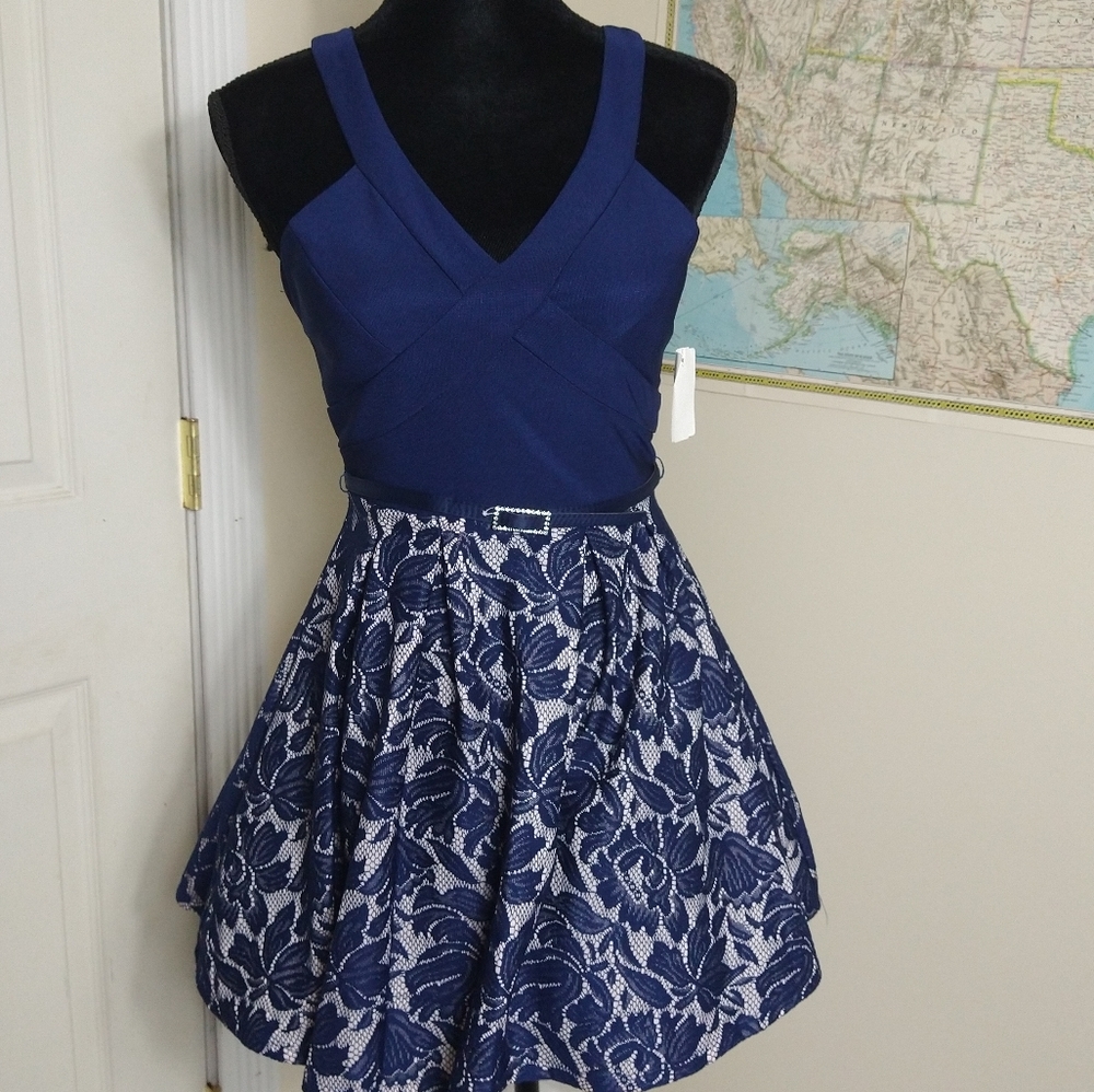 Juniors’ formal dress